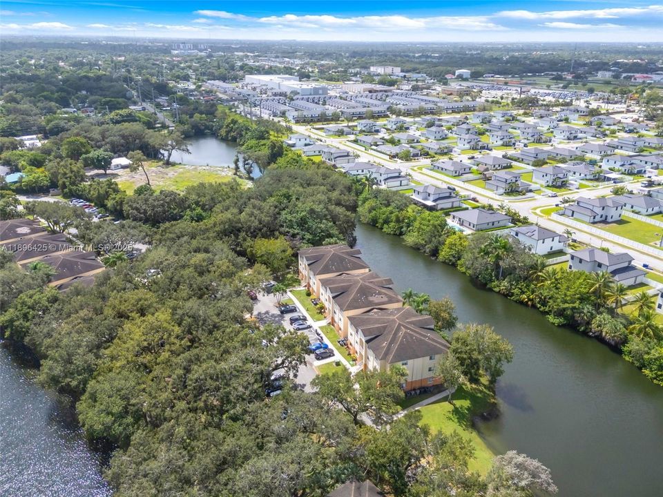 Active With Contract: $1,950 (1 beds, 1 baths, 659 Square Feet)