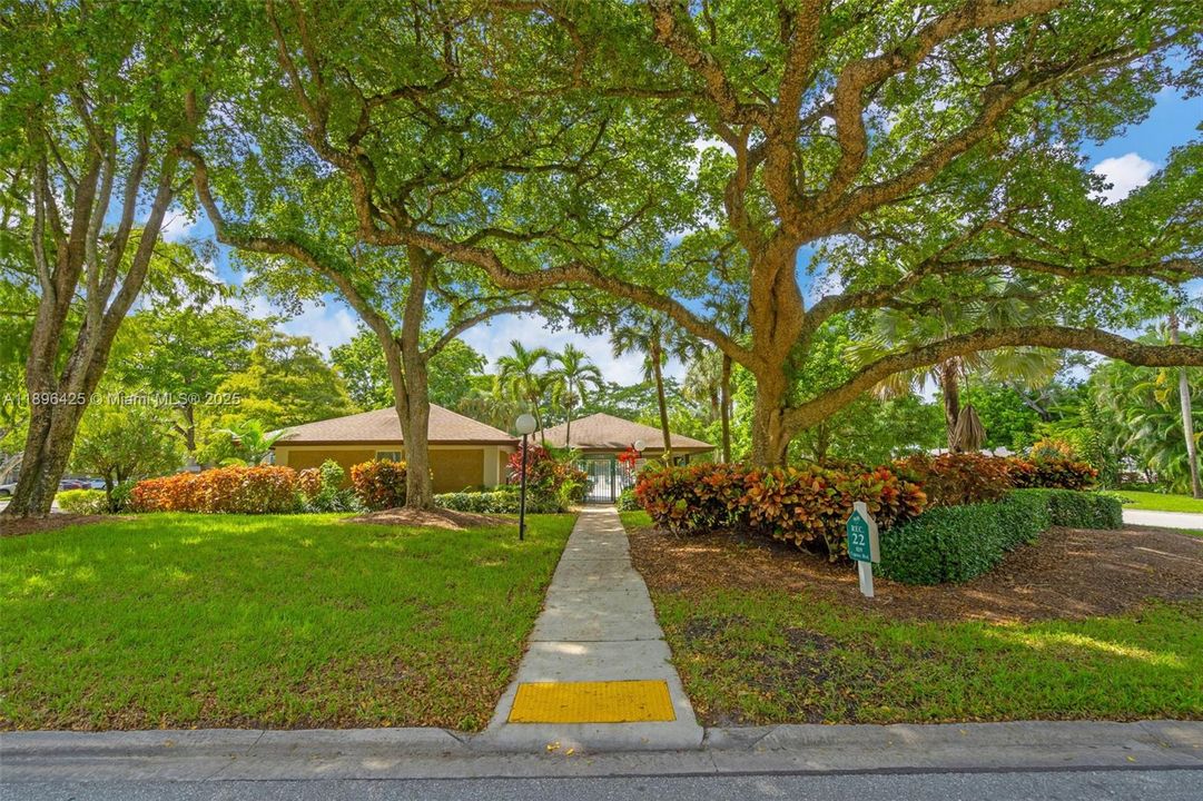 Active With Contract: $1,950 (1 beds, 1 baths, 659 Square Feet)