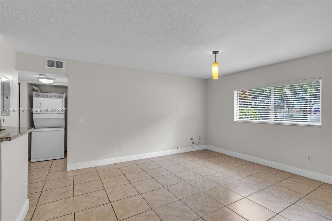 Active With Contract: $1,950 (1 beds, 1 baths, 659 Square Feet)