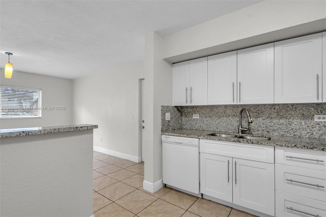 Active With Contract: $1,950 (1 beds, 1 baths, 659 Square Feet)