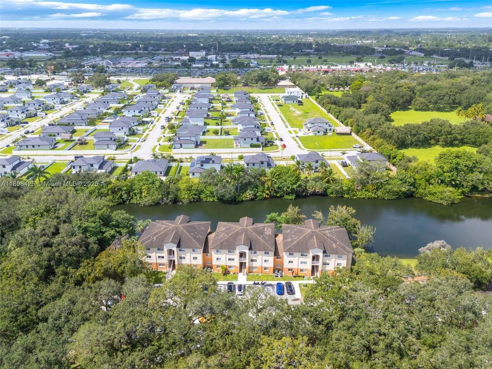 Active With Contract: $1,950 (1 beds, 1 baths, 659 Square Feet)