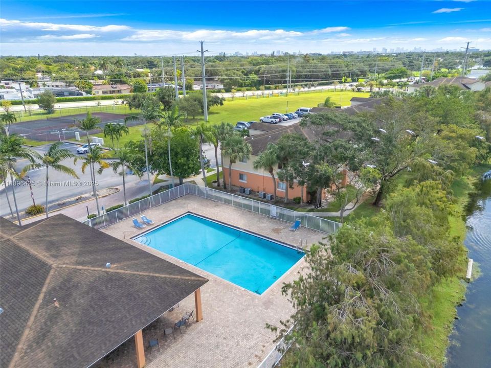 Active With Contract: $1,950 (1 beds, 1 baths, 659 Square Feet)