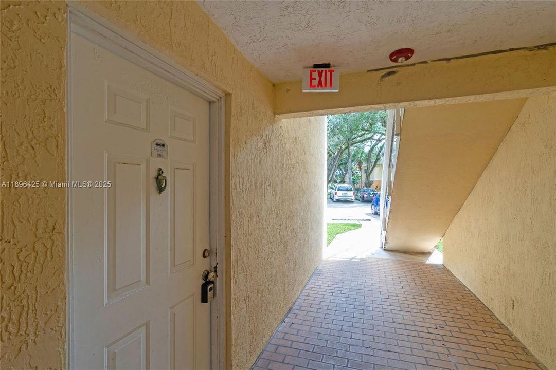 Active With Contract: $1,950 (1 beds, 1 baths, 659 Square Feet)