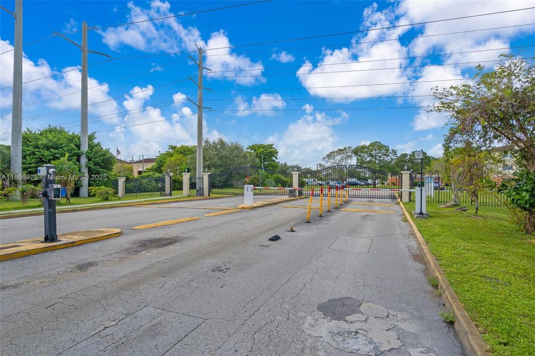 Active With Contract: $1,950 (1 beds, 1 baths, 659 Square Feet)