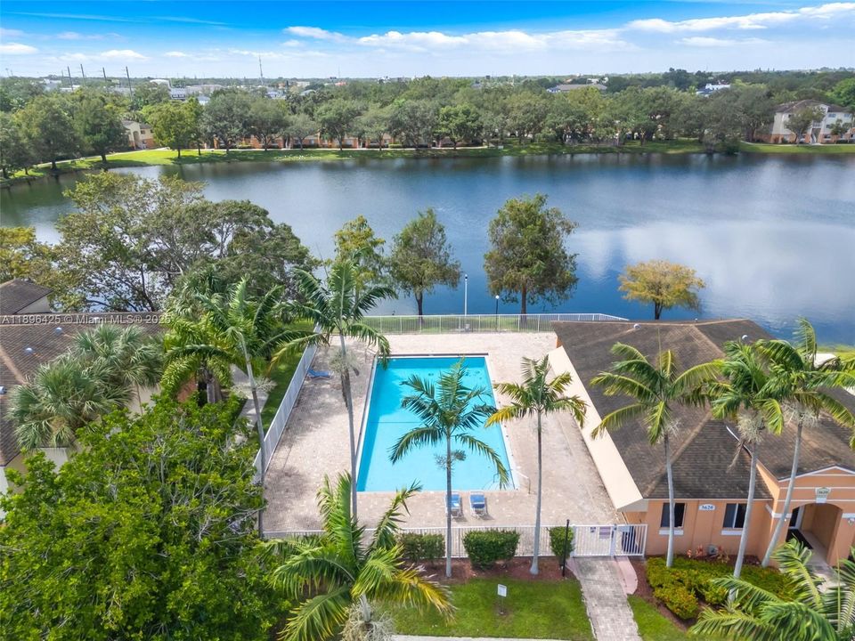 Active With Contract: $1,950 (1 beds, 1 baths, 659 Square Feet)