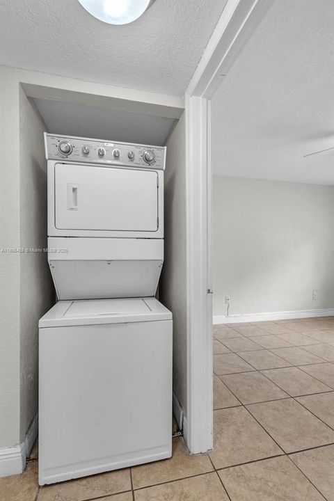Active With Contract: $1,950 (1 beds, 1 baths, 659 Square Feet)
