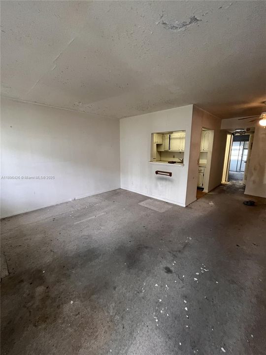 合同活跃: $44,900 (1 贝兹, 1 浴室, 593 平方英尺)