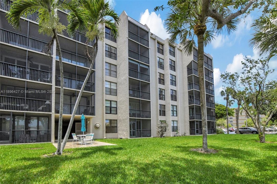 Active With Contract: $4,750 (2 beds, 2 baths, 1095 Square Feet)