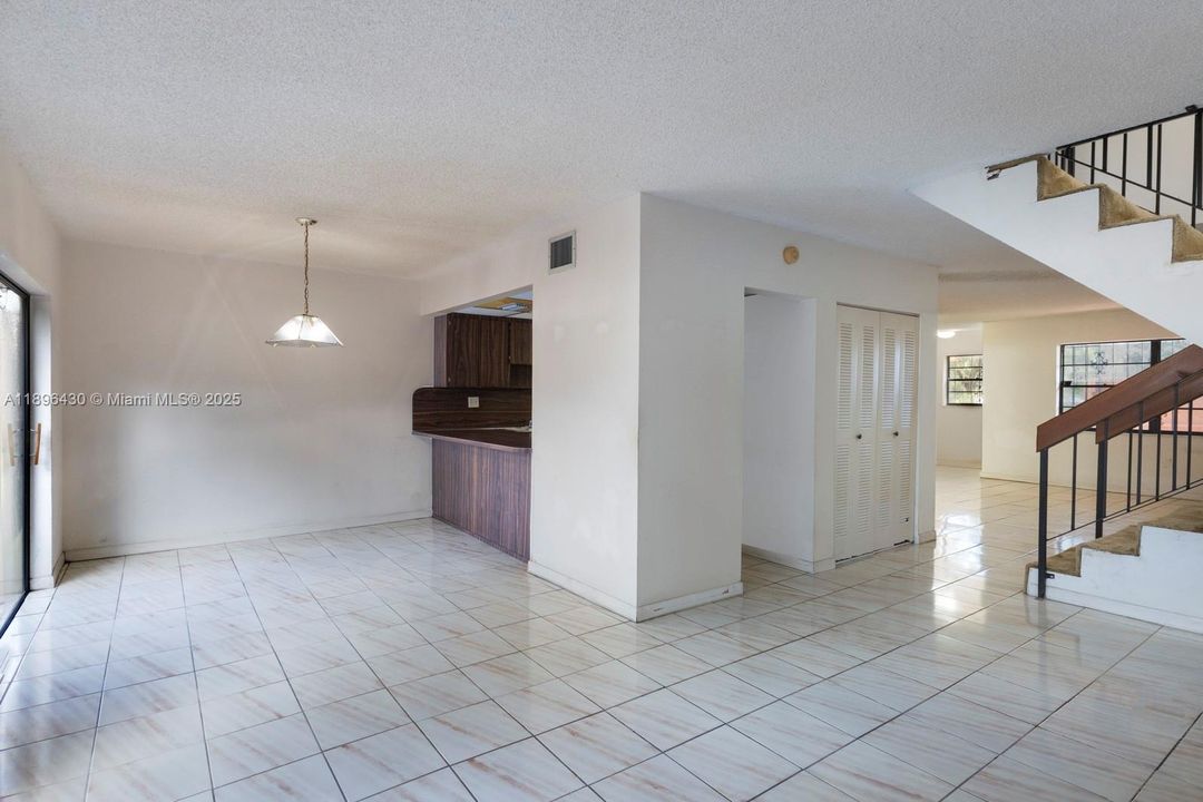 合同活跃: $325,000 (3 贝兹, 2 浴室, 1500 平方英尺)