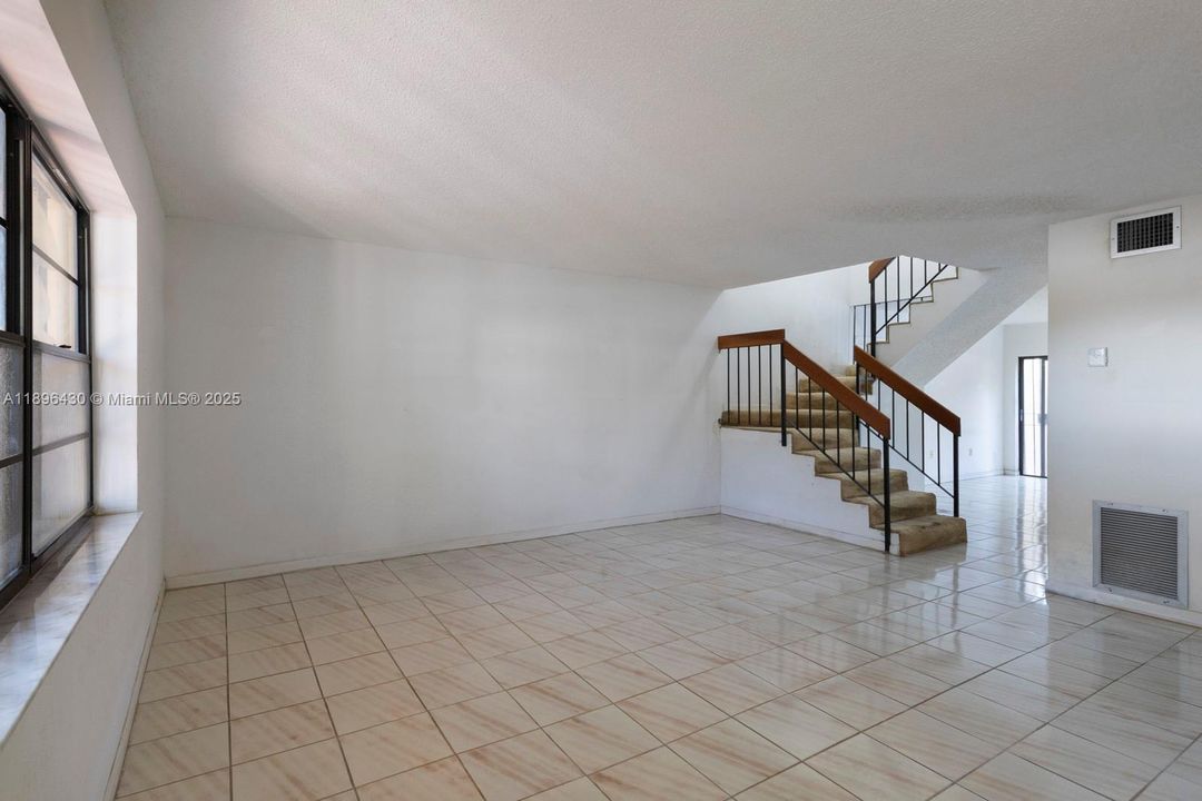 合同活跃: $325,000 (3 贝兹, 2 浴室, 1500 平方英尺)