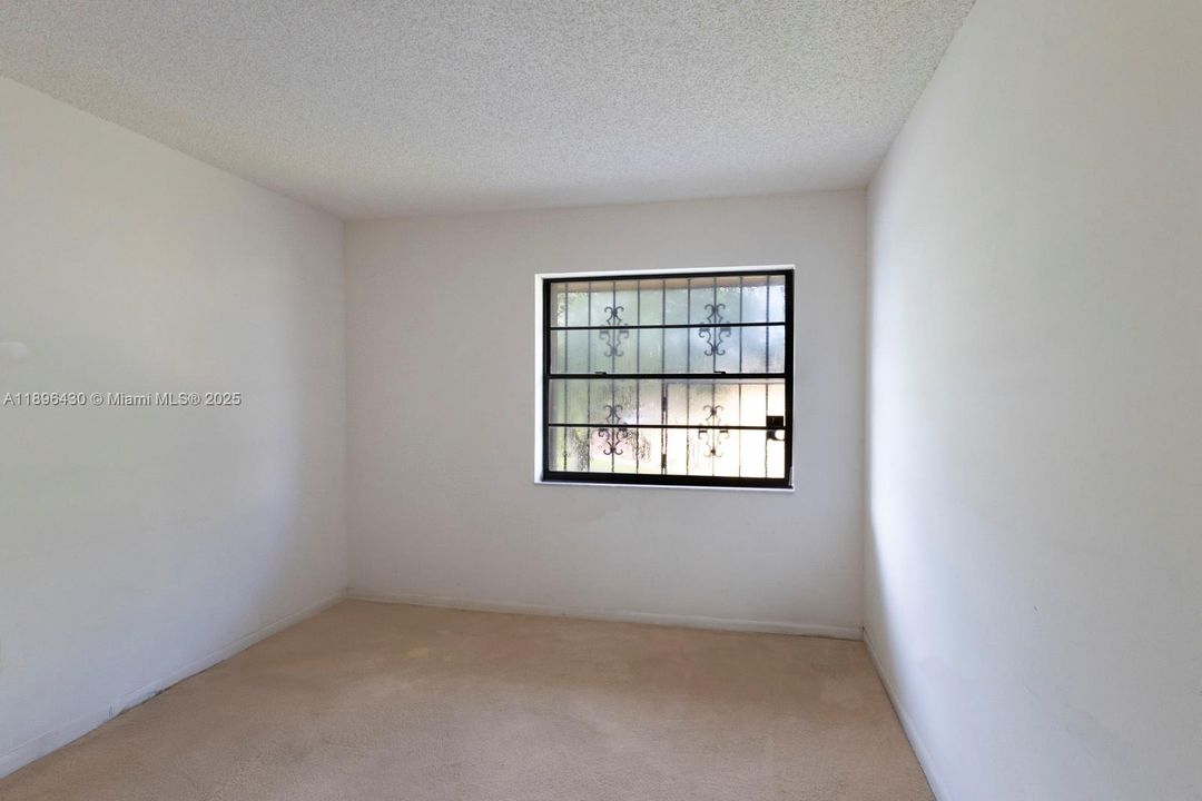 合同活跃: $325,000 (3 贝兹, 2 浴室, 1500 平方英尺)