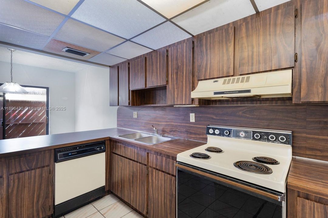 合同活跃: $325,000 (3 贝兹, 2 浴室, 1500 平方英尺)