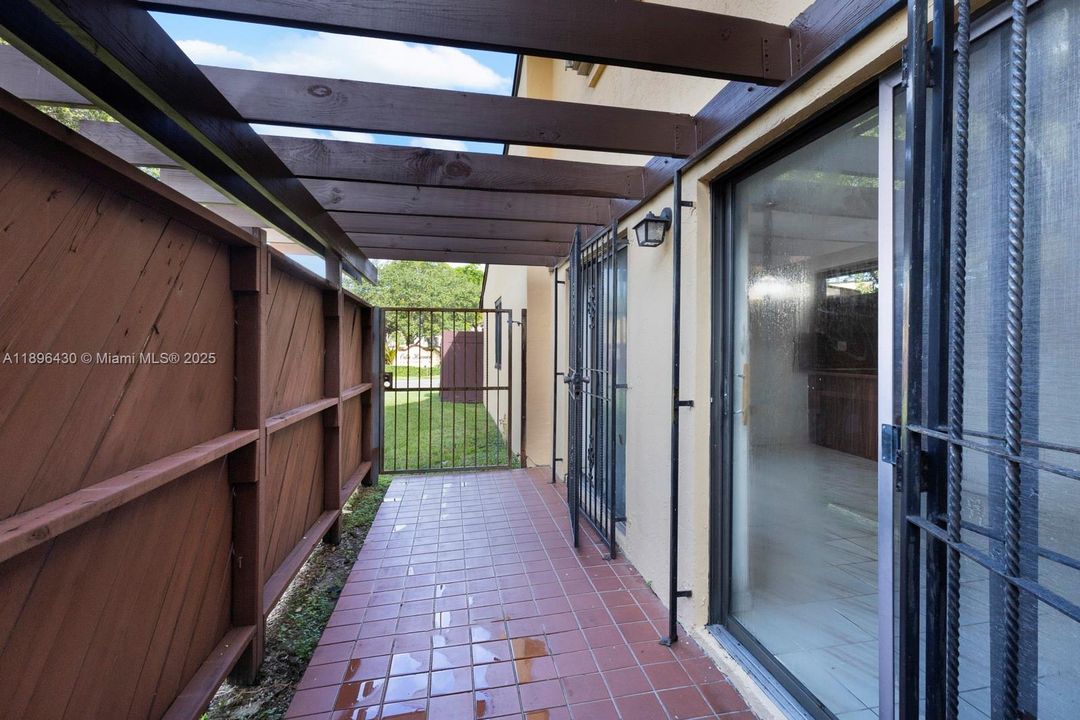 合同活跃: $325,000 (3 贝兹, 2 浴室, 1500 平方英尺)