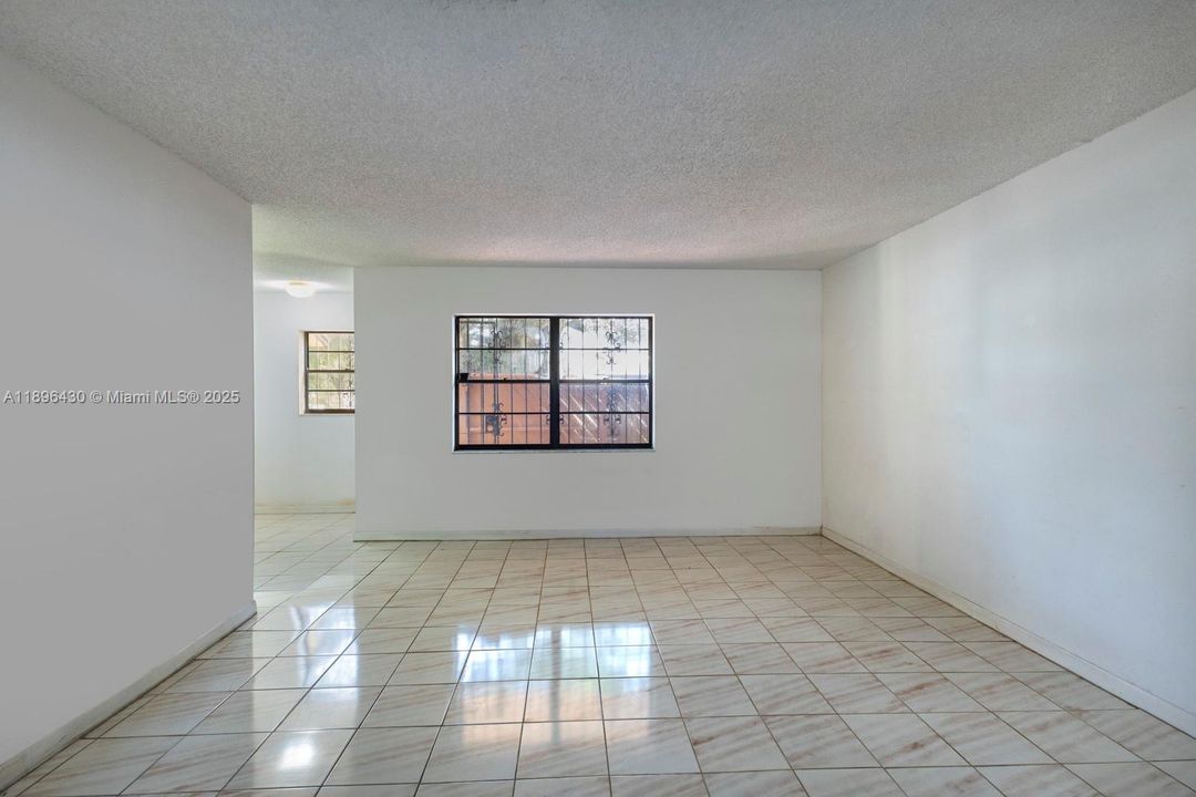 合同活跃: $325,000 (3 贝兹, 2 浴室, 1500 平方英尺)