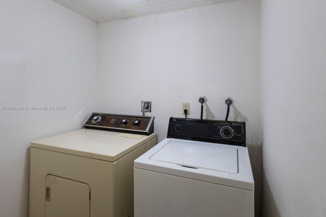 合同活跃: $325,000 (3 贝兹, 2 浴室, 1500 平方英尺)