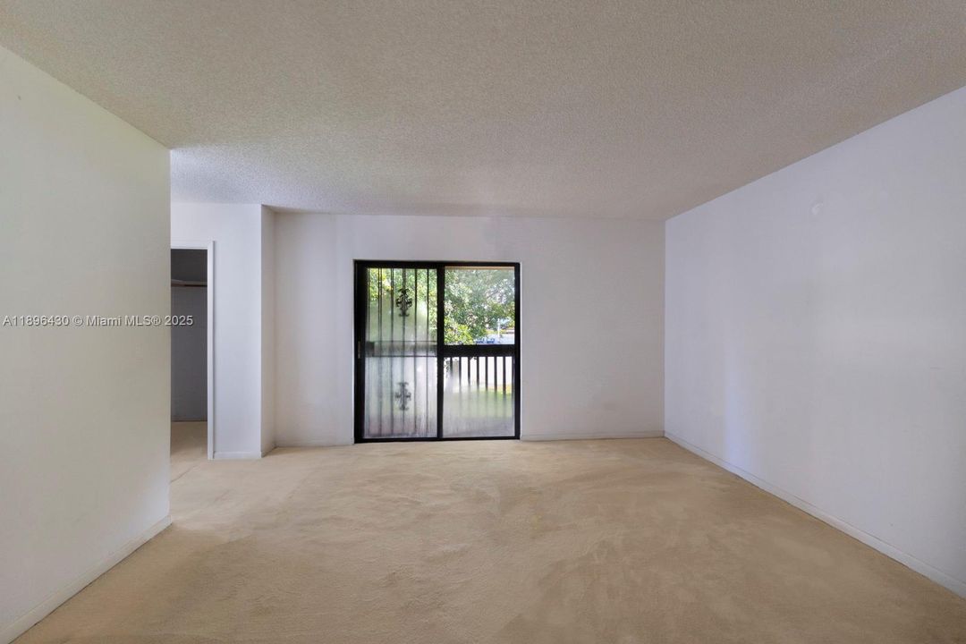 合同活跃: $325,000 (3 贝兹, 2 浴室, 1500 平方英尺)