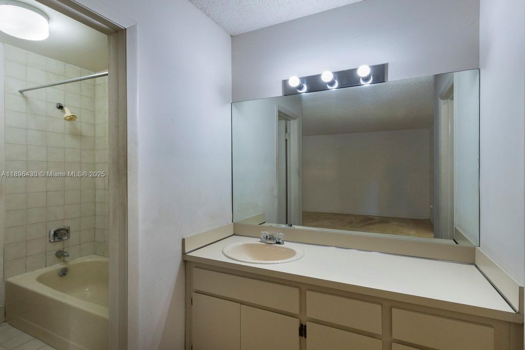 合同活跃: $325,000 (3 贝兹, 2 浴室, 1500 平方英尺)