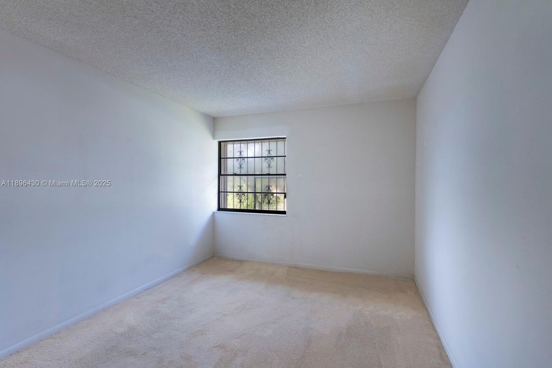 合同活跃: $325,000 (3 贝兹, 2 浴室, 1500 平方英尺)