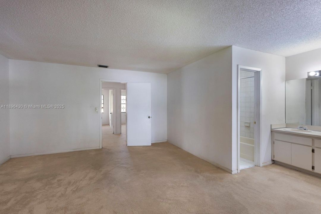 合同活跃: $325,000 (3 贝兹, 2 浴室, 1500 平方英尺)