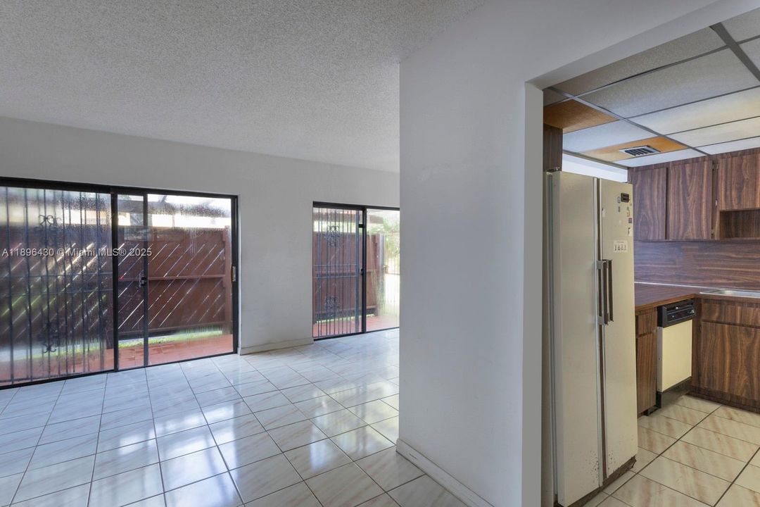 合同活跃: $325,000 (3 贝兹, 2 浴室, 1500 平方英尺)