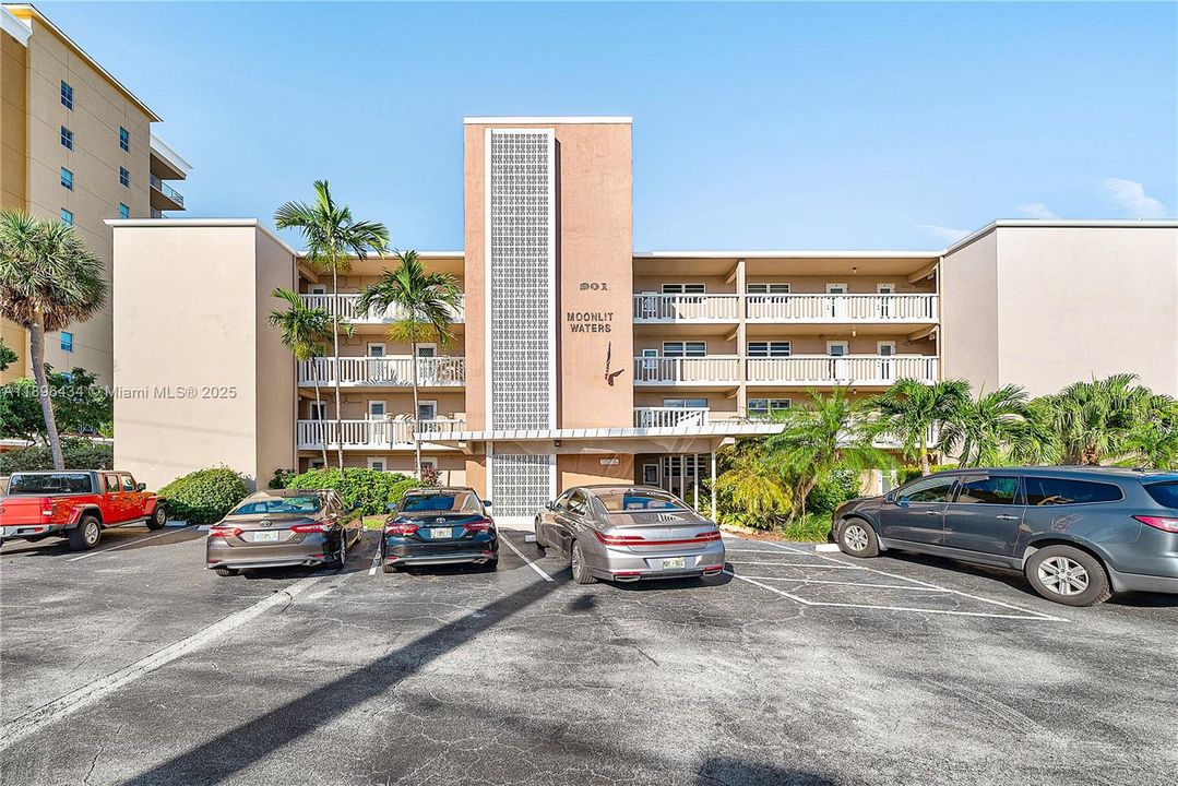 合同活跃: $359,900 (2 贝兹, 2 浴室, 1200 平方英尺)