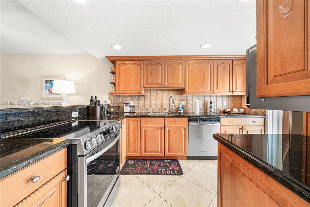 合同活跃: $359,900 (2 贝兹, 2 浴室, 1200 平方英尺)