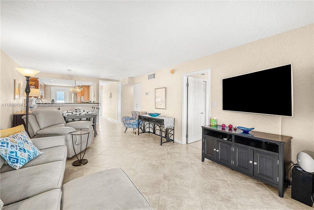 合同活跃: $359,900 (2 贝兹, 2 浴室, 1200 平方英尺)