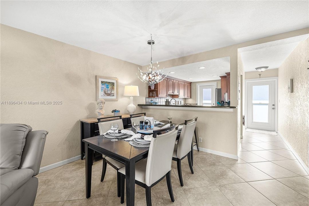 合同活跃: $359,900 (2 贝兹, 2 浴室, 1200 平方英尺)