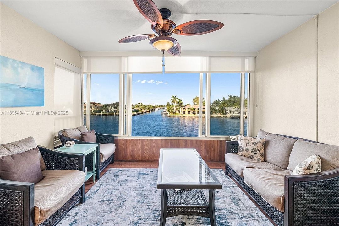 合同活跃: $359,900 (2 贝兹, 2 浴室, 1200 平方英尺)