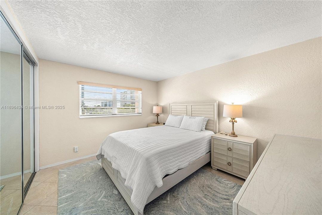 合同活跃: $359,900 (2 贝兹, 2 浴室, 1200 平方英尺)