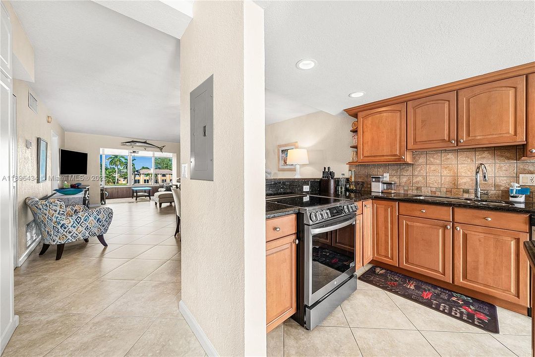 合同活跃: $359,900 (2 贝兹, 2 浴室, 1200 平方英尺)