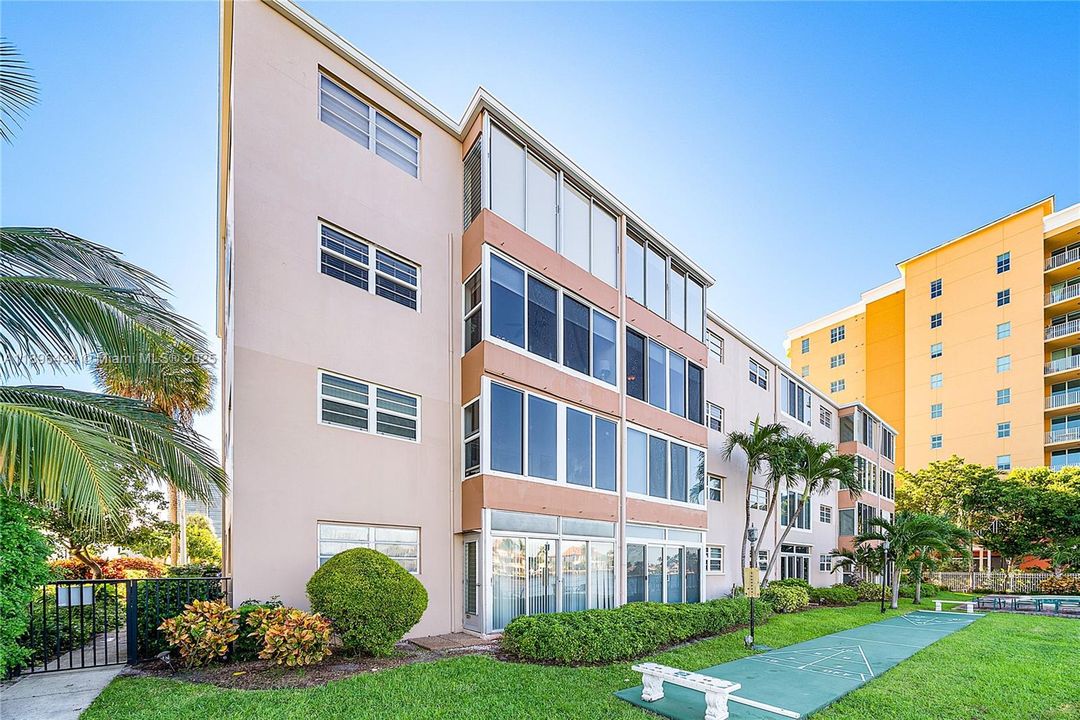 合同活跃: $359,900 (2 贝兹, 2 浴室, 1200 平方英尺)