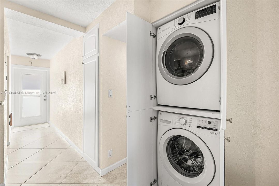 合同活跃: $359,900 (2 贝兹, 2 浴室, 1200 平方英尺)