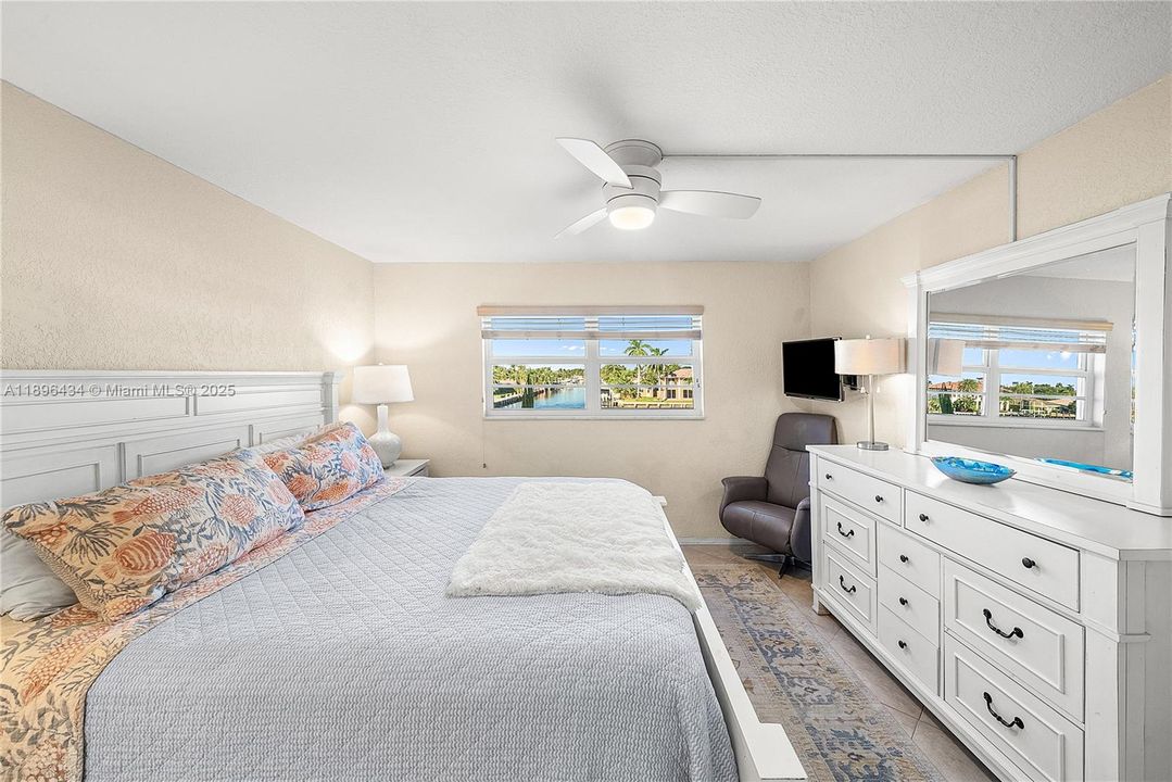 合同活跃: $359,900 (2 贝兹, 2 浴室, 1200 平方英尺)