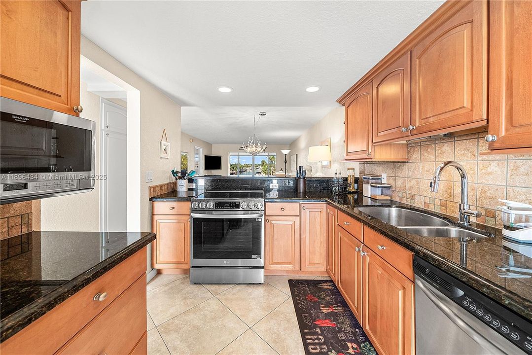 合同活跃: $359,900 (2 贝兹, 2 浴室, 1200 平方英尺)