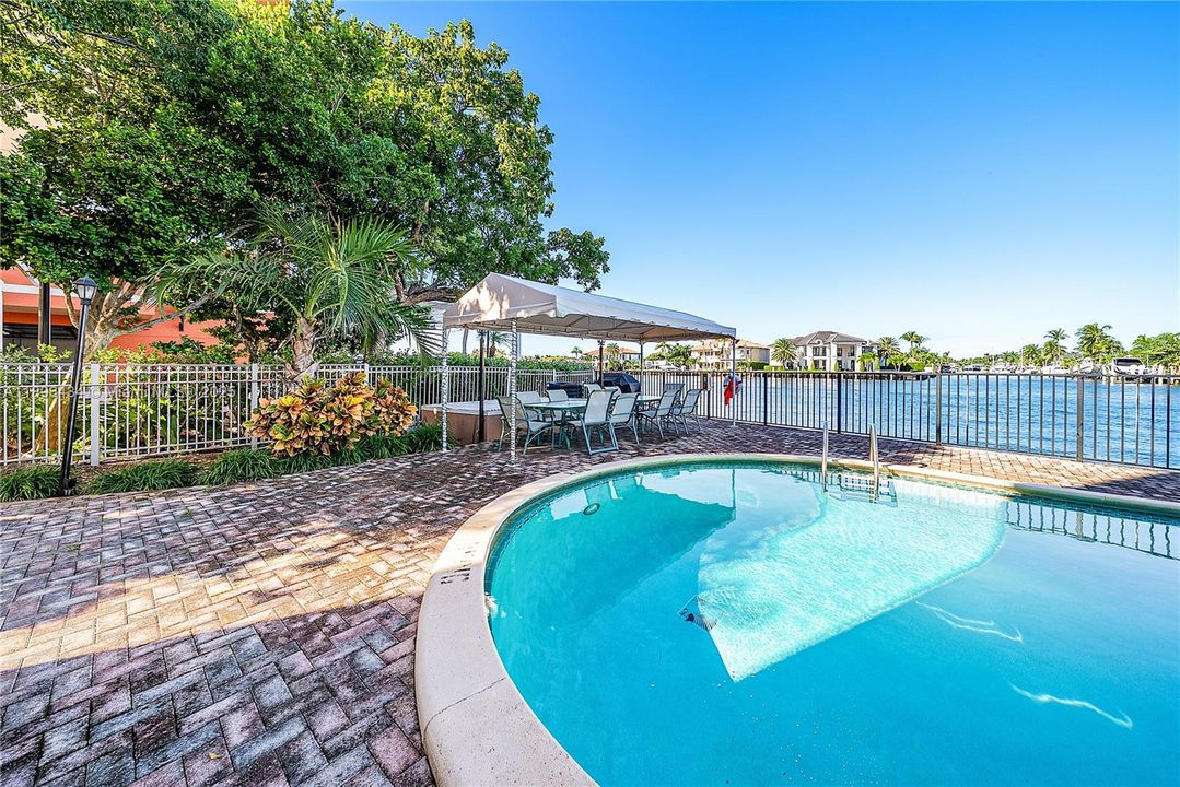 合同活跃: $359,900 (2 贝兹, 2 浴室, 1200 平方英尺)