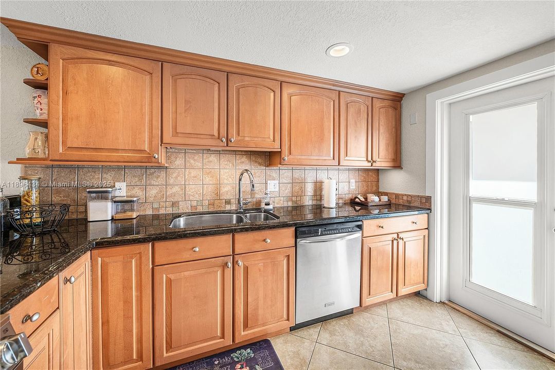 合同活跃: $359,900 (2 贝兹, 2 浴室, 1200 平方英尺)