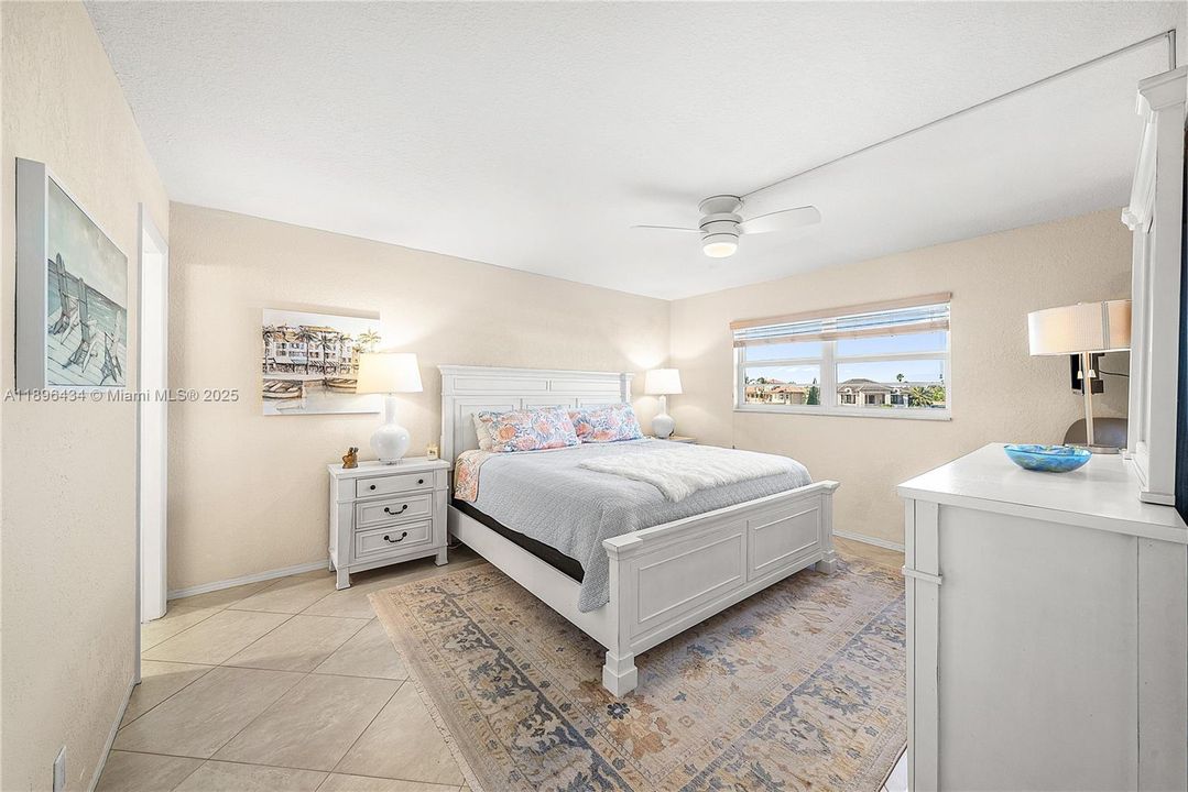 合同活跃: $359,900 (2 贝兹, 2 浴室, 1200 平方英尺)