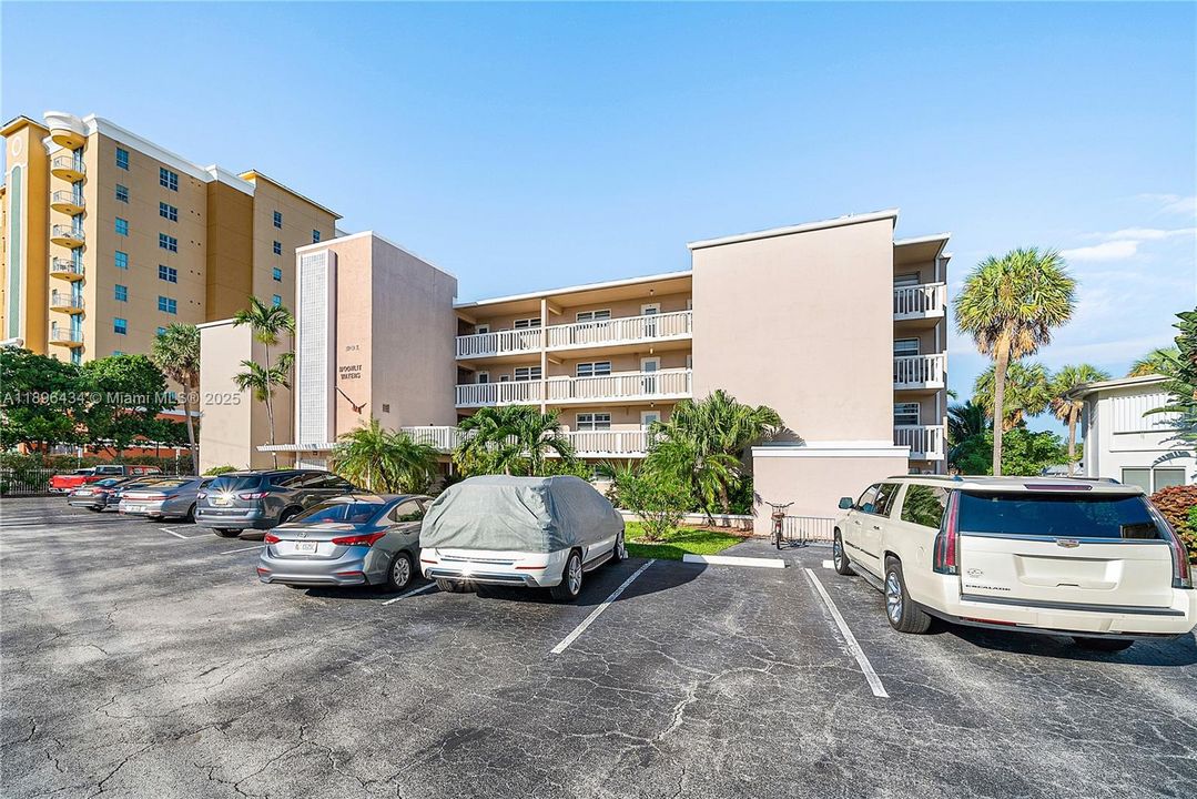 合同活跃: $359,900 (2 贝兹, 2 浴室, 1200 平方英尺)