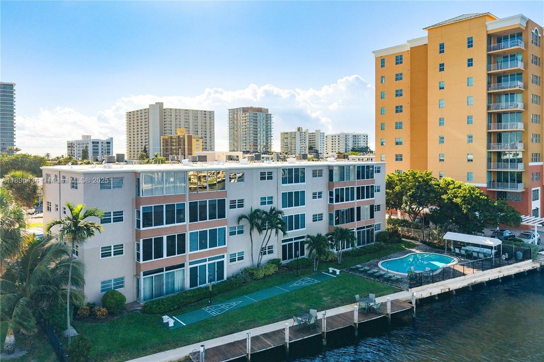 合同活跃: $359,900 (2 贝兹, 2 浴室, 1200 平方英尺)