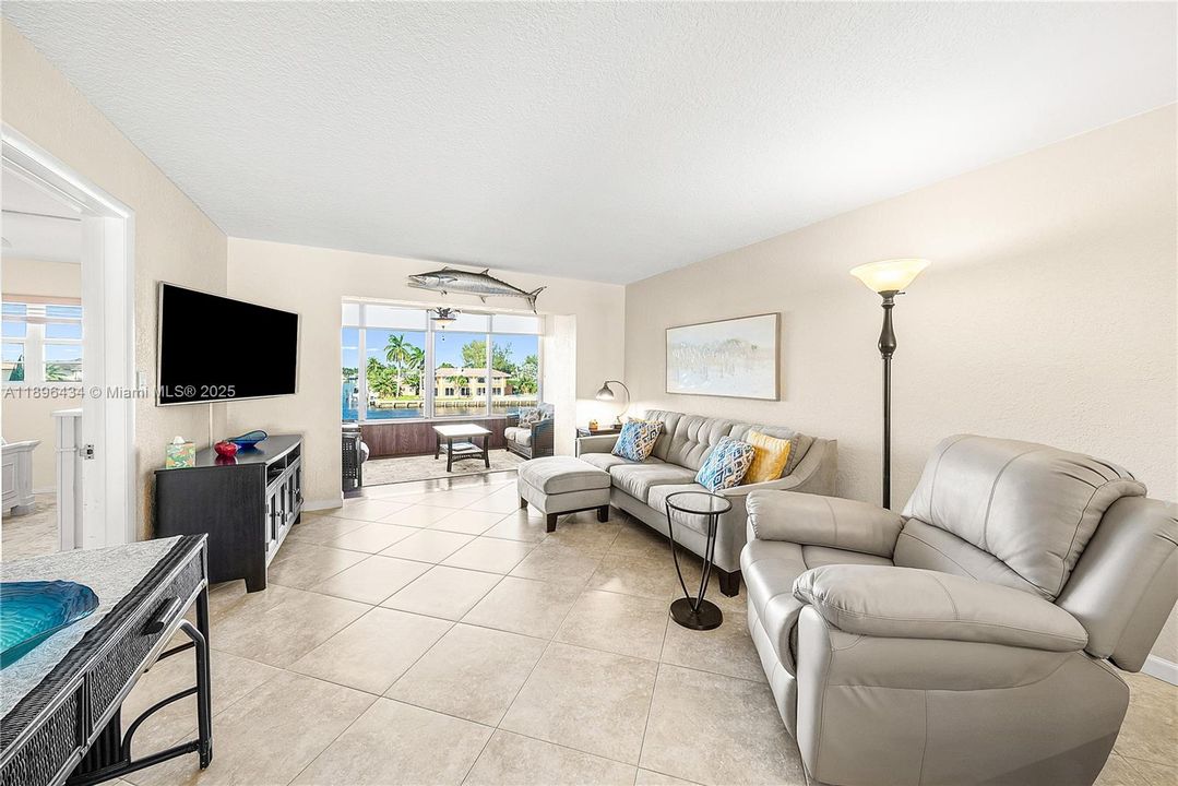 合同活跃: $359,900 (2 贝兹, 2 浴室, 1200 平方英尺)