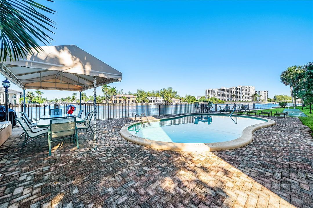 合同活跃: $359,900 (2 贝兹, 2 浴室, 1200 平方英尺)