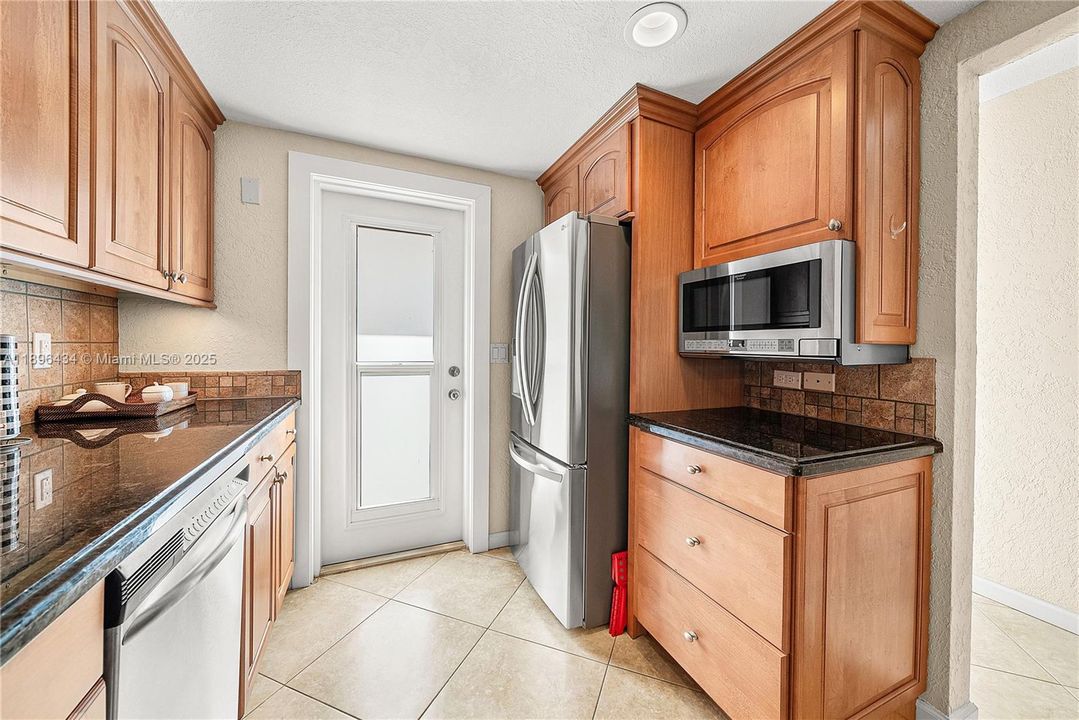 合同活跃: $359,900 (2 贝兹, 2 浴室, 1200 平方英尺)