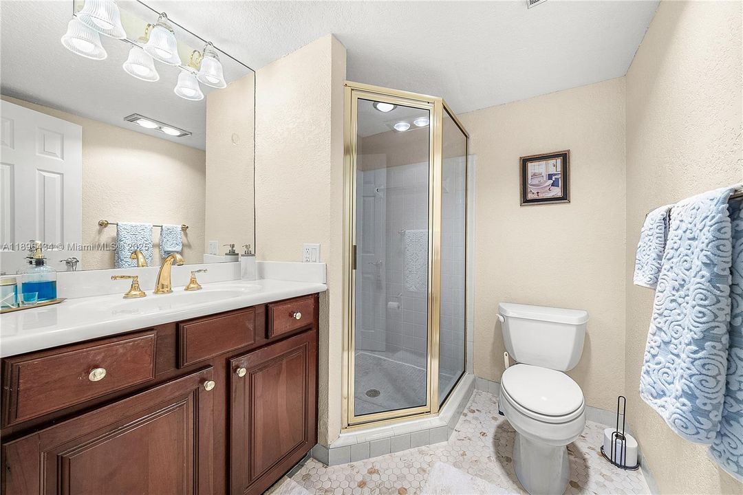 合同活跃: $359,900 (2 贝兹, 2 浴室, 1200 平方英尺)