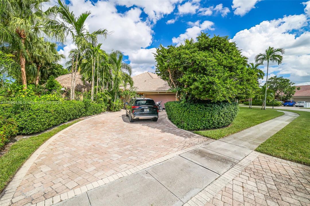 For Sale: $1,000,000 (4 beds, 2 baths, 2698 Square Feet)