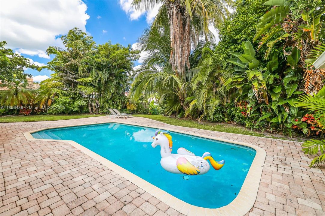 For Sale: $1,000,000 (4 beds, 2 baths, 2698 Square Feet)