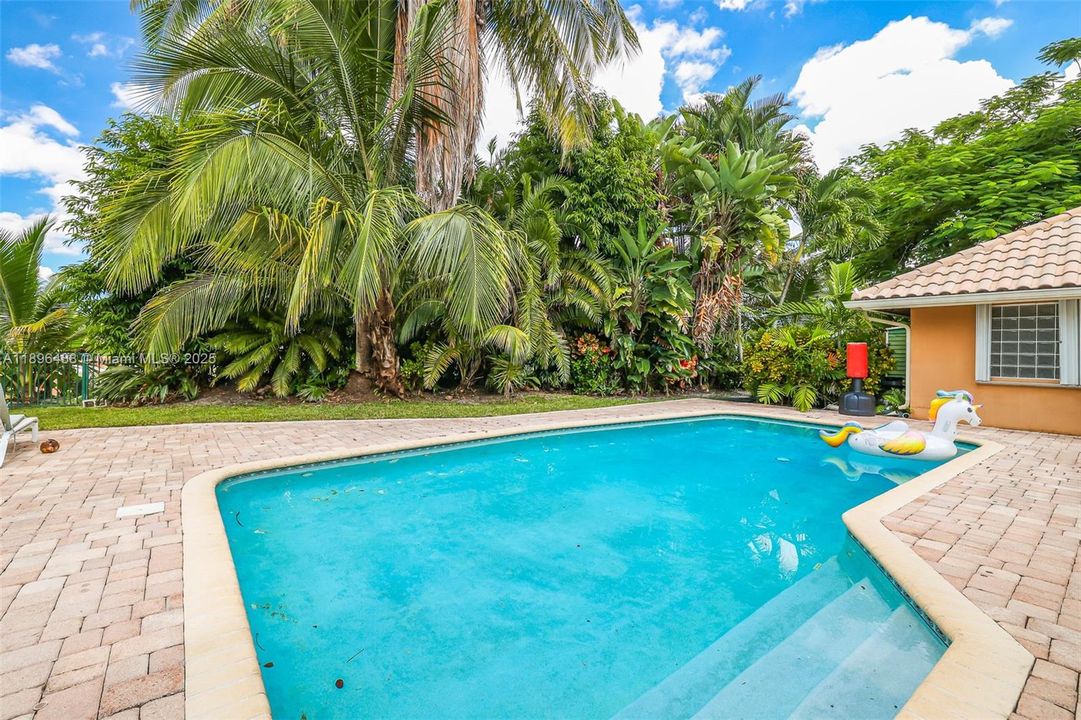 For Sale: $1,000,000 (4 beds, 2 baths, 2698 Square Feet)