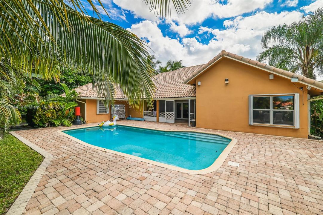 For Sale: $1,000,000 (4 beds, 2 baths, 2698 Square Feet)