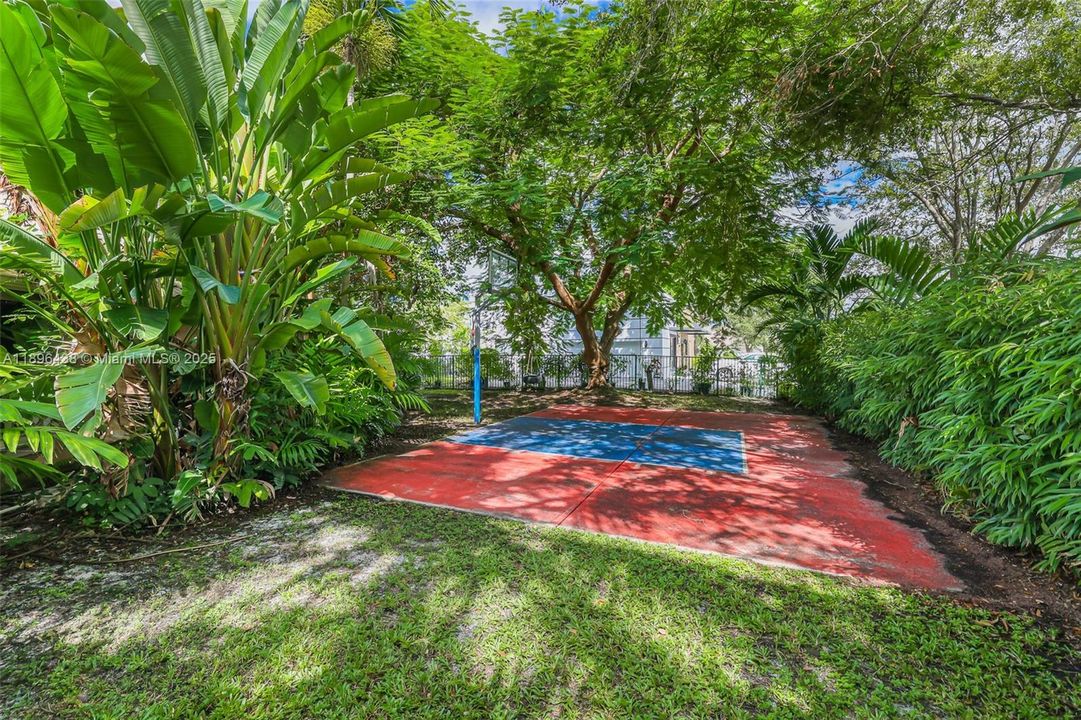 For Sale: $1,000,000 (4 beds, 2 baths, 2698 Square Feet)