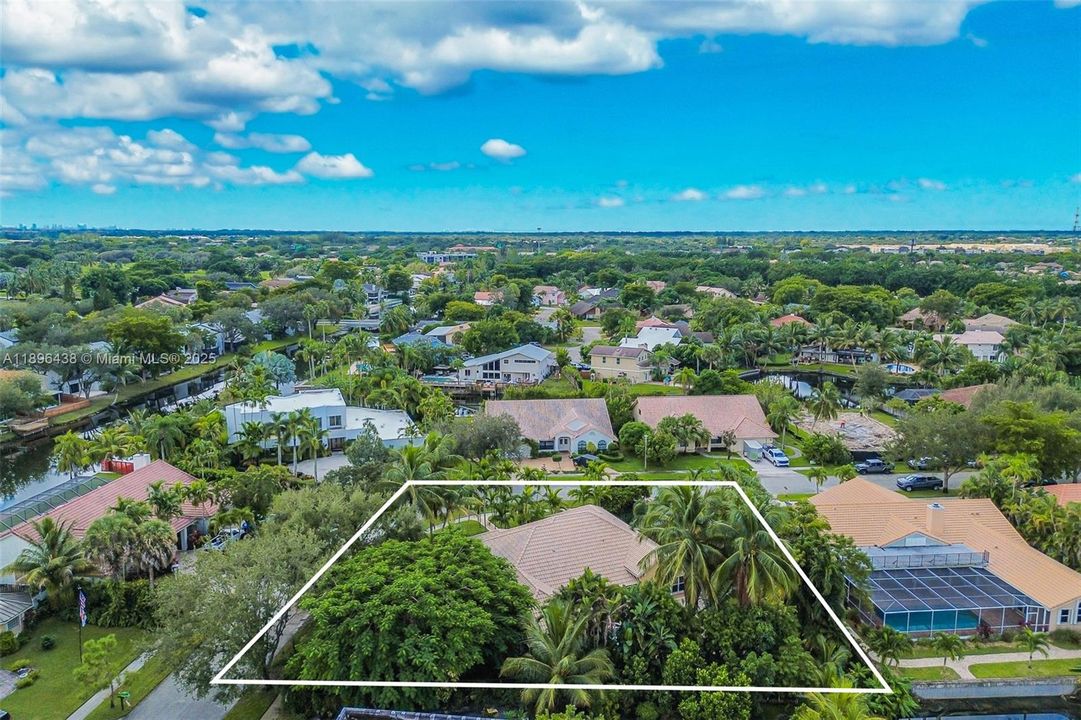 For Sale: $1,000,000 (4 beds, 2 baths, 2698 Square Feet)